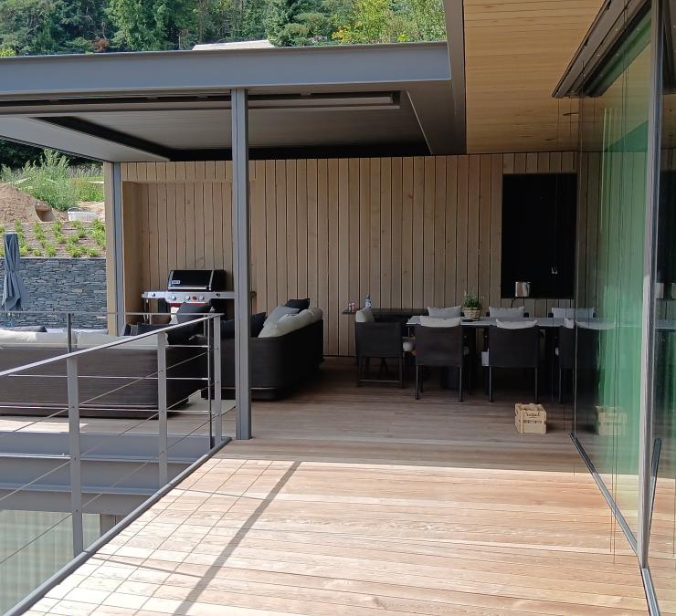 Thermisch essen terras brengt warmte in terrasoverkapping in grijs aluminium