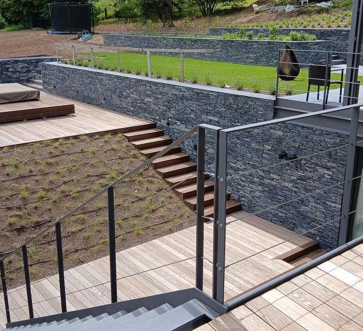 Schuifbaar platform voor zwembadafdekking mooi geïntegreerd in houten terras