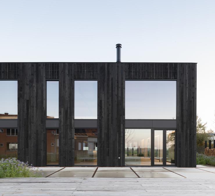 Bedrijfsgebouw met zwarte barnwood gevelbekleding 
