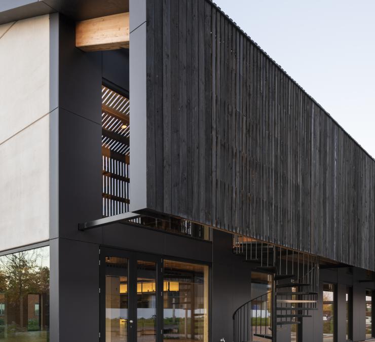 Bedrijfsgebouw met zwarte barnwood gevelbekleding 