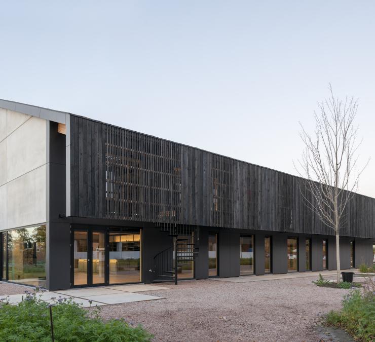 Bedrijfsgebouw met zwarte barnwood gevelbekleding 