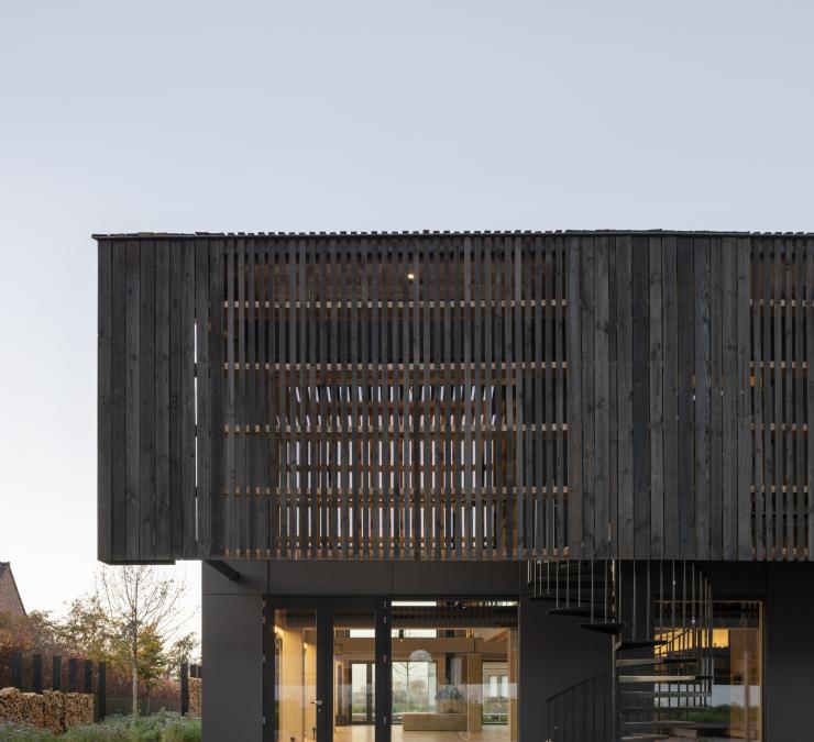 Bedrijfsgebouw met zwarte barnwood gevelbekleding 