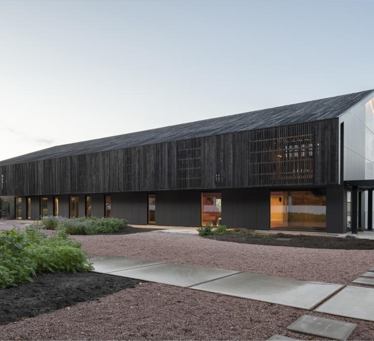 Houten gevelbekleding bedrijf in zwart geolied Europees barnwood