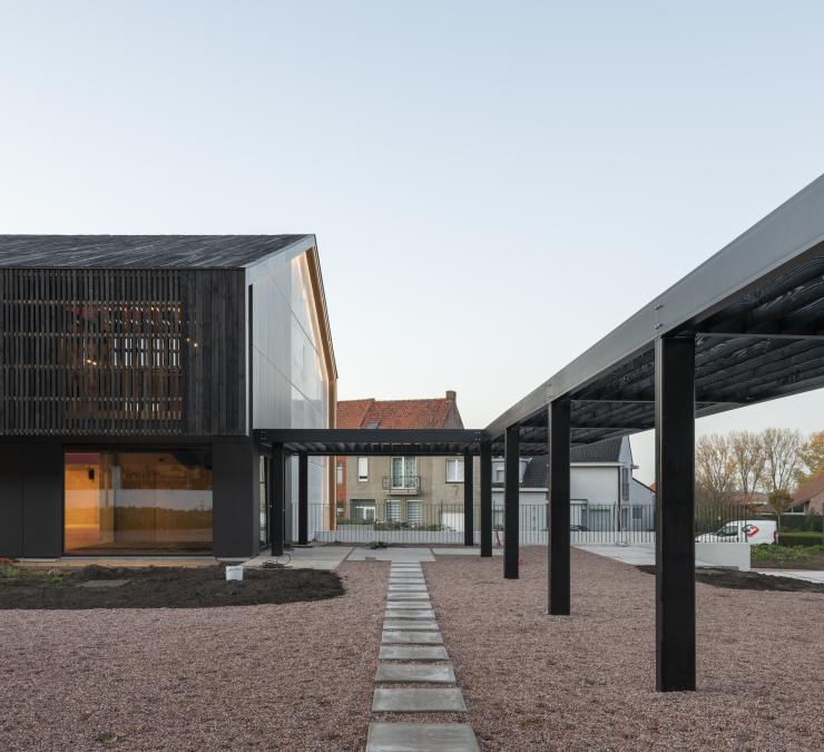 Zwart geolied gerecupereerd hout in harmonie met zwart aluminium schrijnwerk