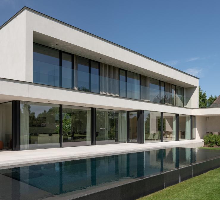 Houten accenten doorgetrokken op bovenverdieping van moderne villa