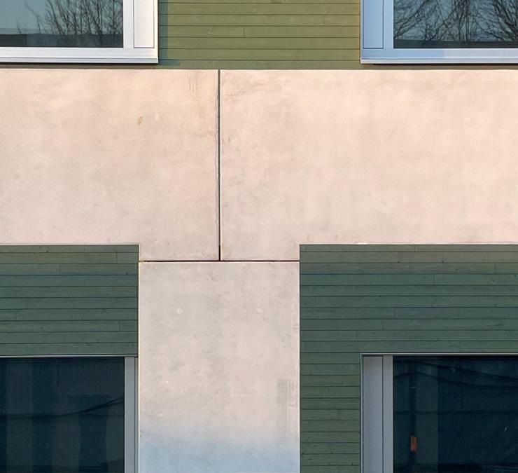 Mooie combo van groen geoliede gevelbekleding en beton