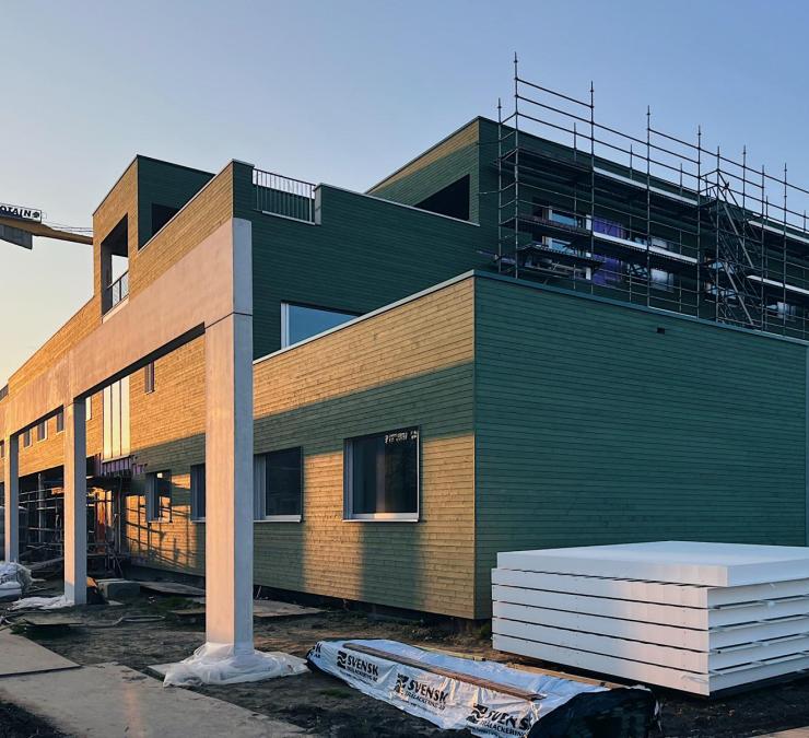 Subtiele groene kleur in gevel varieert naargelang lichtinval