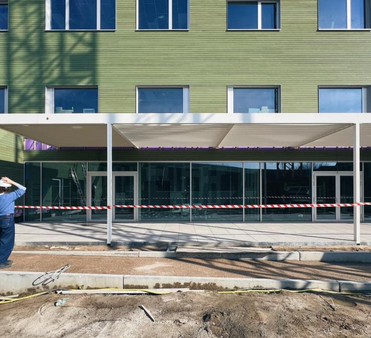 Zorginstelling in aanbouw met HOTwood pine gevelbekleding in subtiele groene tint