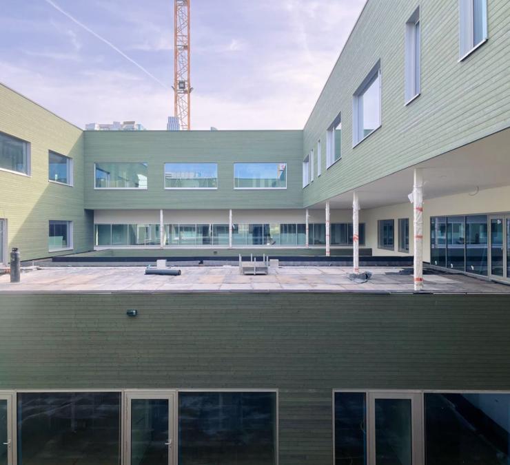 Utilitair gebouw met brandvertragende houten gevelbekleding in groene tint