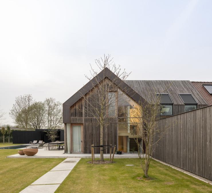 Thanks to its wood cladding, the house blends harmoniously into its rural surroundings