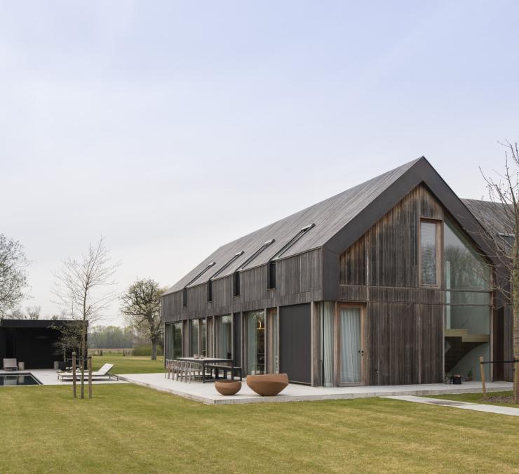 House clad in narrow, vertical boards in HOTwood ash